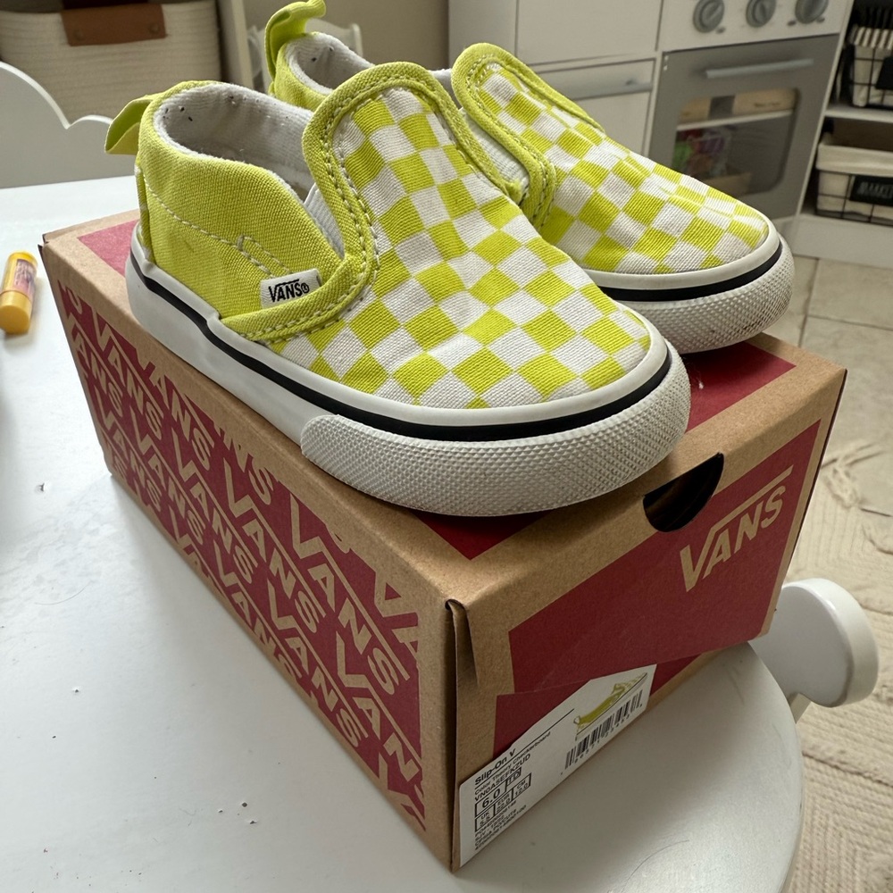 Toddler slip on Vans Size: 6 used-good condition*